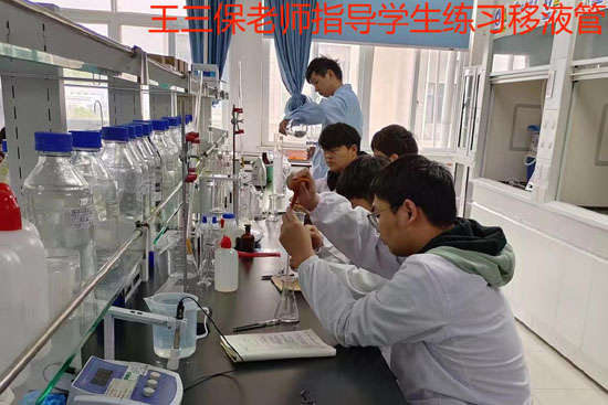 王三保老师指导学生配制溶液.jpg